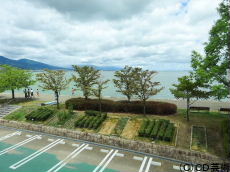 大ホールホワイエから琵琶湖を望む