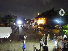 壬生寺会館２階から本堂を望む（終演後）