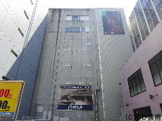 広小路通りから見える壁面看板