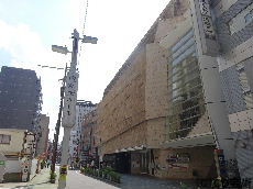 宗次ホール（東栄通から望む）