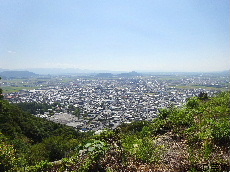出丸跡から市街を望む