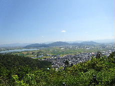 北の丸跡から安土城跡を望む